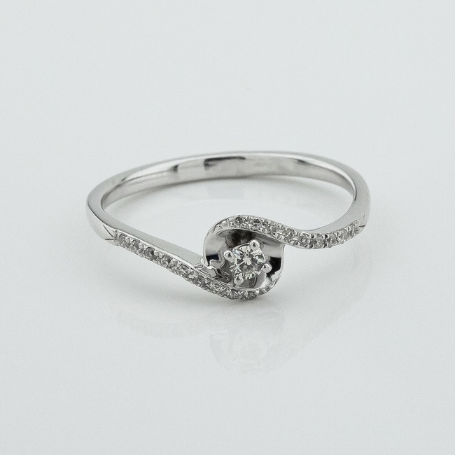 Золотое кольцо Волна с бриллиантами в белом золоте KCN101086A,16,5 размер