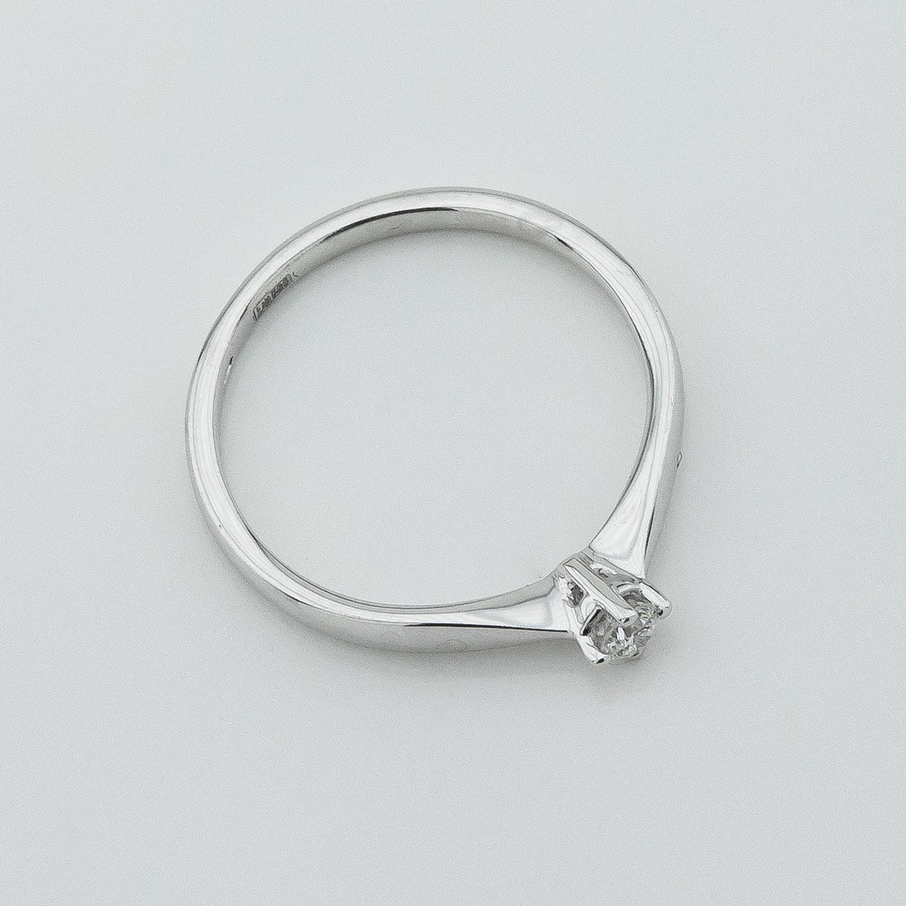 Золотое кольцо с одним бриллиантом в белом золоте 400-74,16 размер