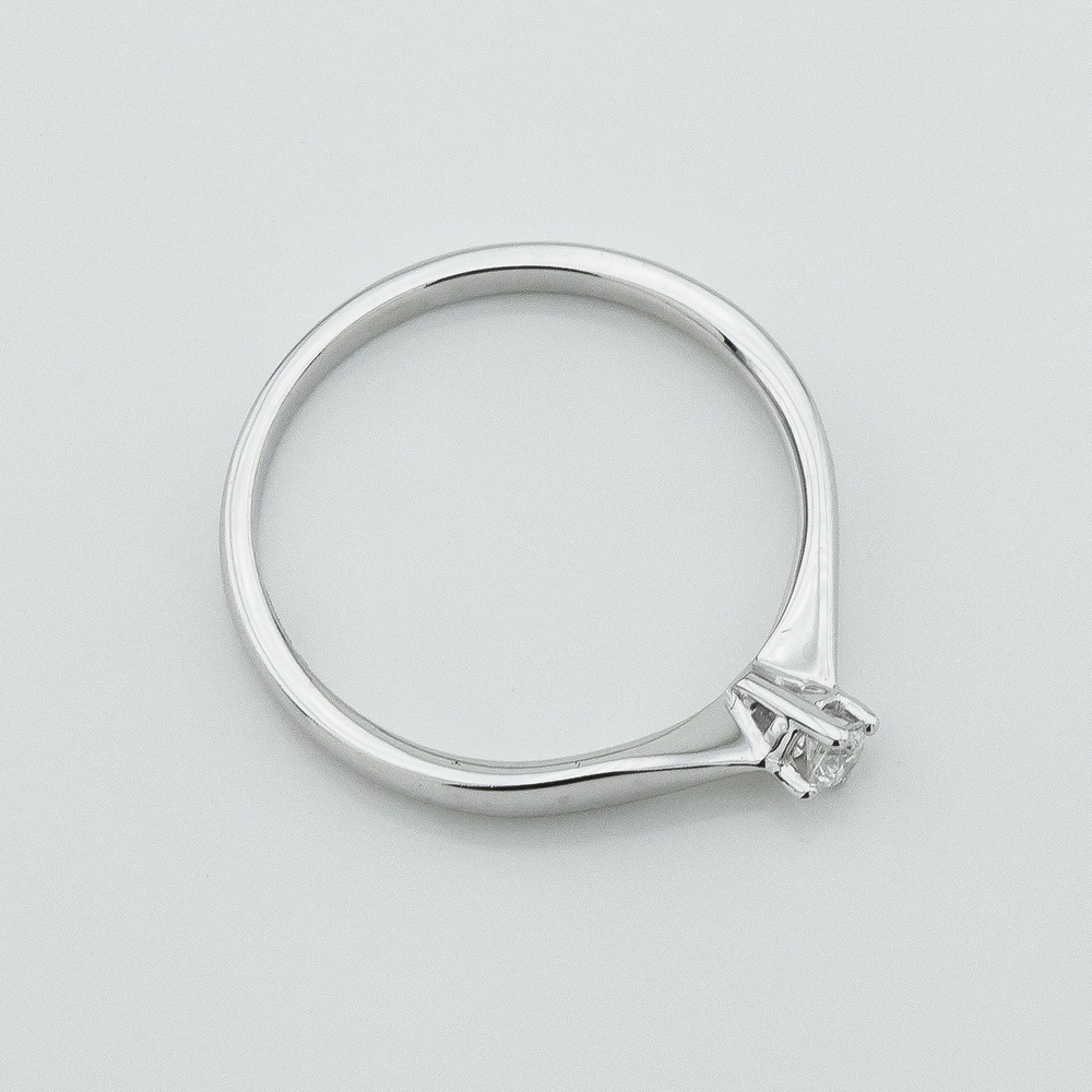 Золотое кольцо с одним бриллиантом в белом золоте 400-74,16 размер
