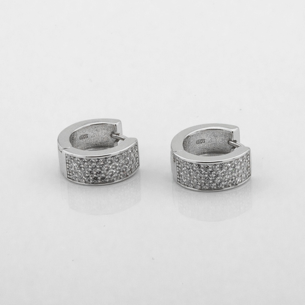 Серебряные серьги-кольца маленькие широкие с белыми фианитами c121559, Белый