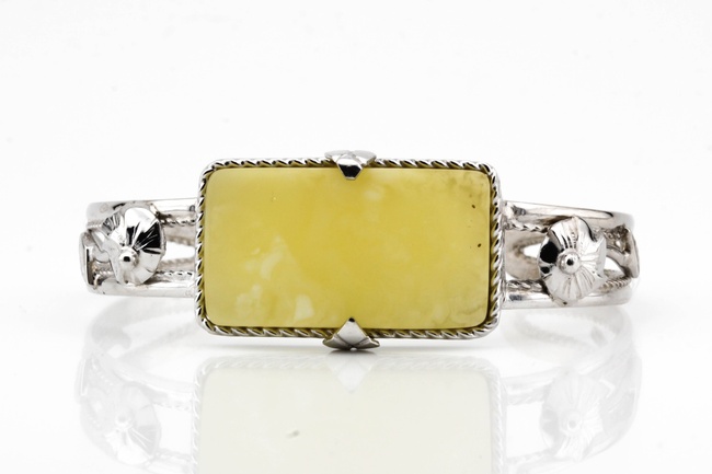 Жесткий незамкнутый серебряный браслет с желтым янтарем прямоугольник 15180, Желтый