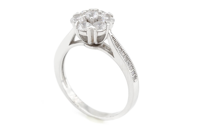 Выступающее серебряное кольцо с фианитам по форме цветка классика СК11086, 16,5 размер, 16-5, Белый