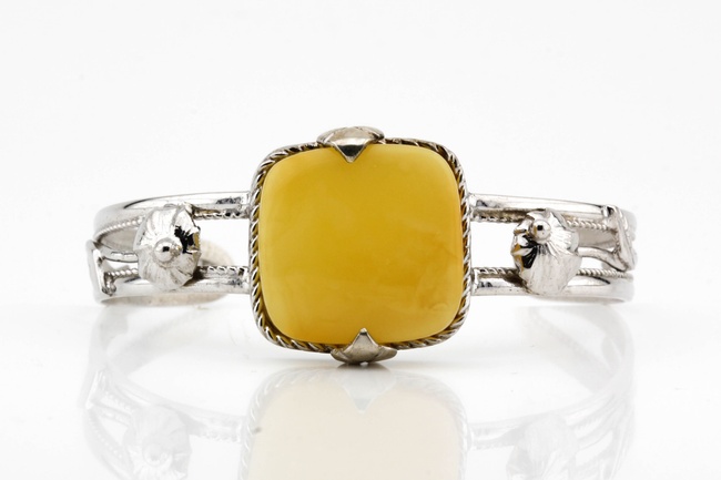 Жесткий серебряный браслет с желтым янтарем квадратной 15179, Желтый