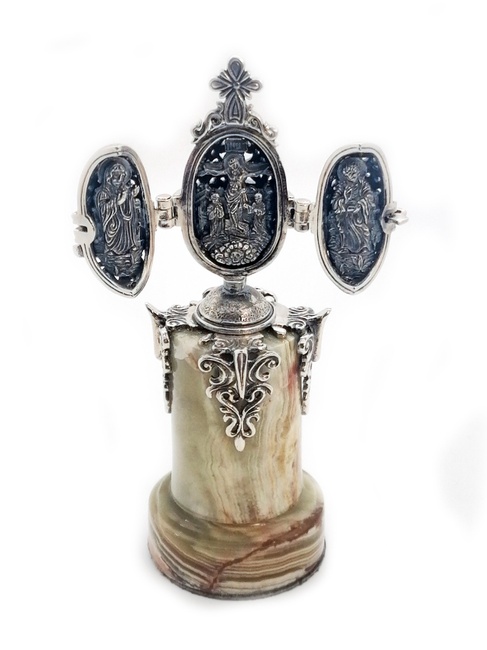 Серебряное Пасхальное яйцо "Распятие Христово с предстоящими" на подставке из мраморного оникса 1030-IDE