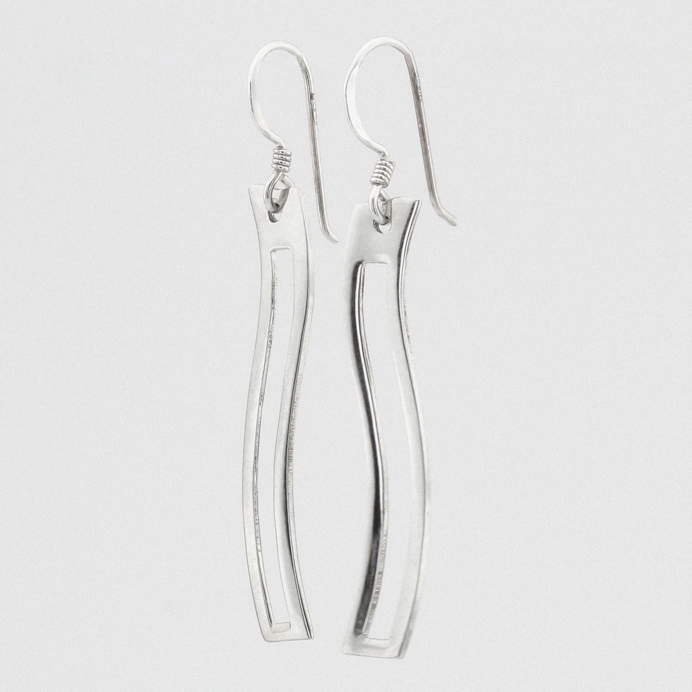 Серебряные серьги-висюльки Пластины гнутые резные в стиле минимализм C12568, Белый