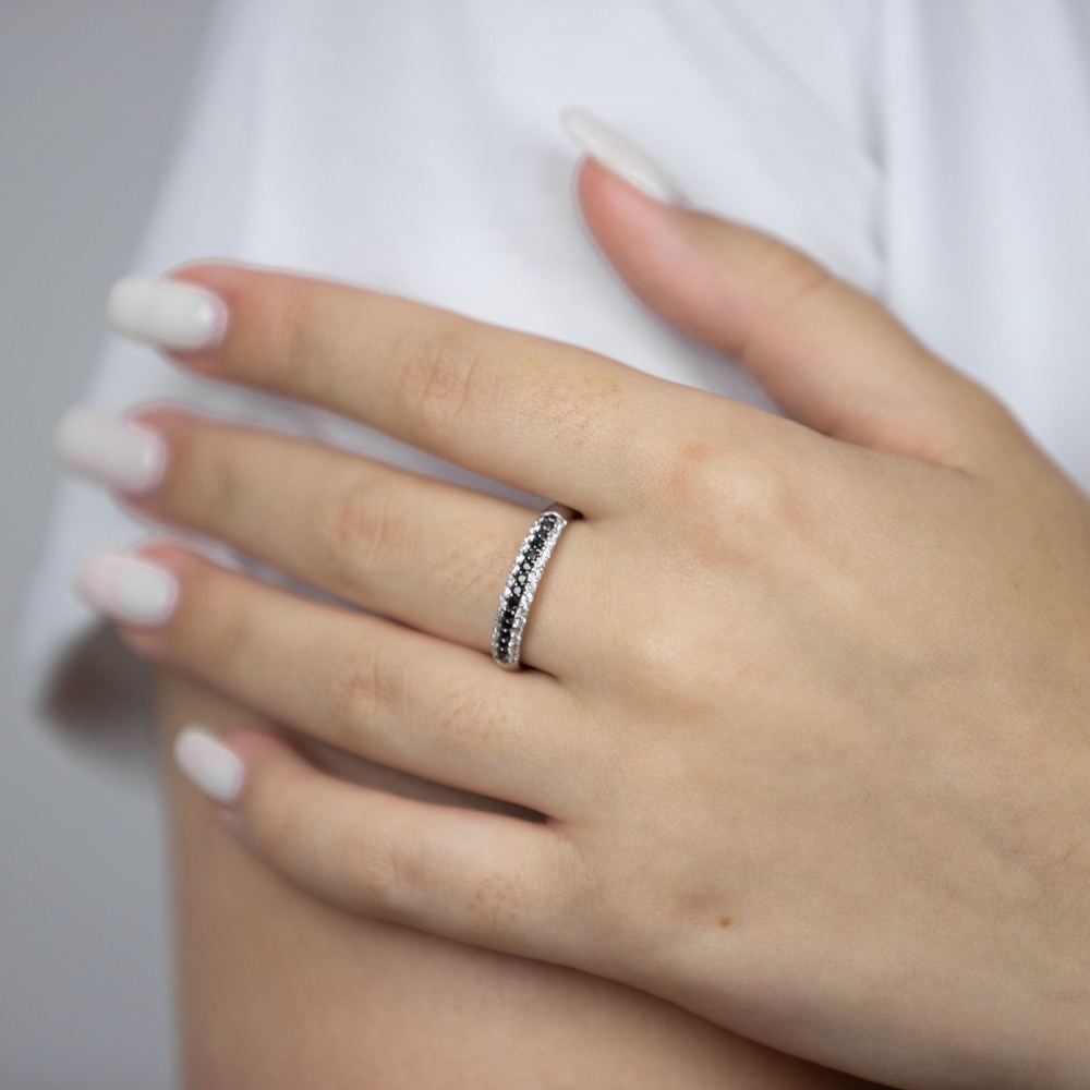 Золотое кольцо дорожкой белое с черными и белыми бриллиантами RO06558, 17,5 размер