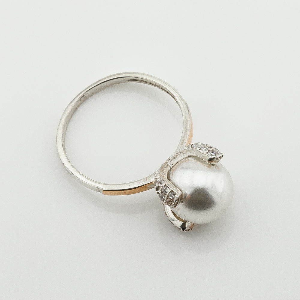 Серебряное кольцо с жемчугом и фианитами с золотыми накладками к744ж, 18 размер