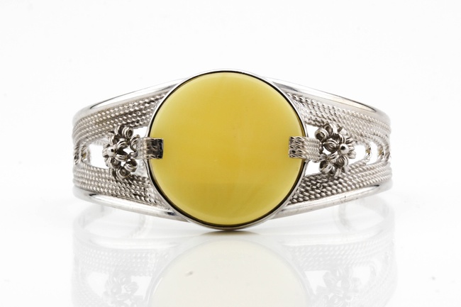 Серебряный браслет жесткий с круглым желтым янтарем 15199, Желтый