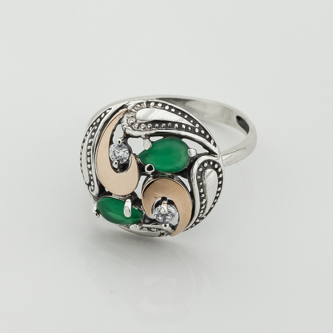 Серебряное кольцо с зелеными фианитами с золотыми накладками к518ф, 18,5 размер