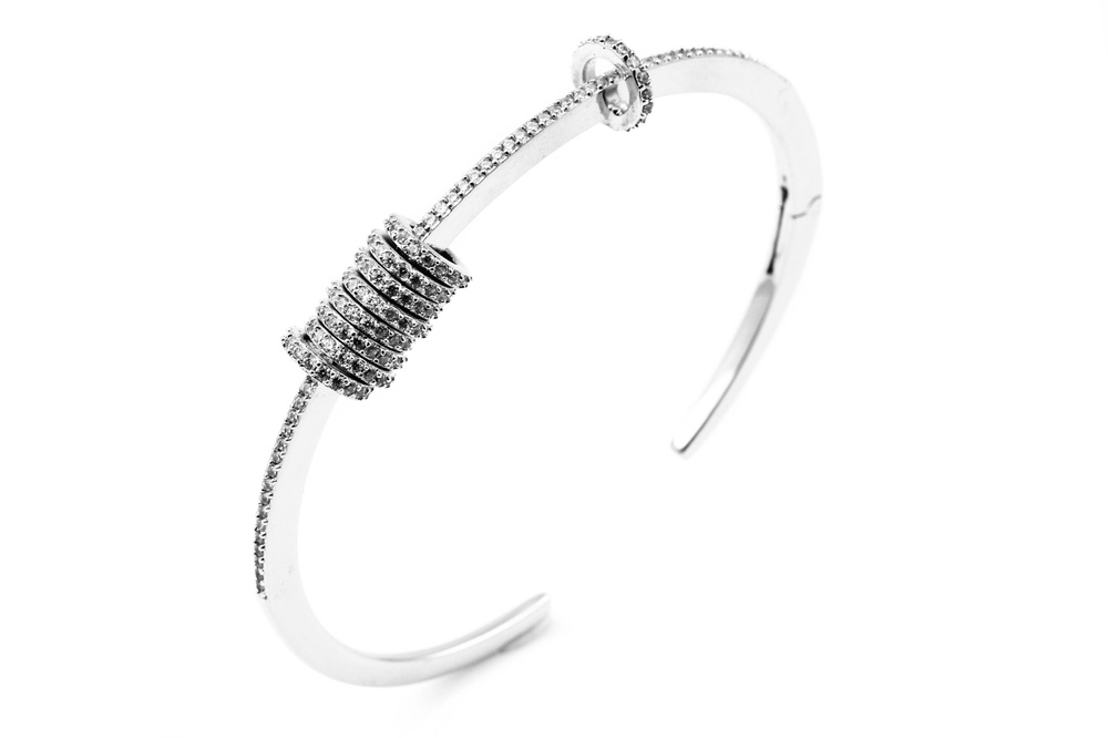 Жесткий серебряный браслет с белыми фианитами родированный СВ15020, Белый