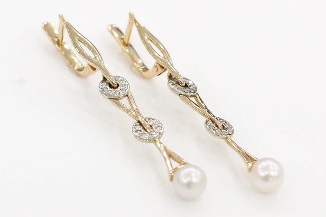 Золоті довгі тонкі сережки-підвіски з перлами та фіанітами 12313а, Білий