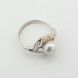 Серебряное кольцо с жемчугом и фианитами с золотыми накладками к585ж, 17,5 размер