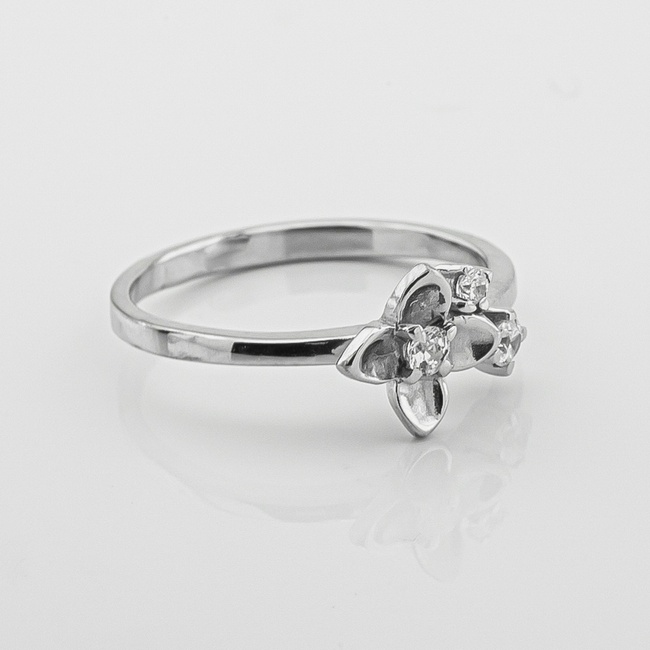 Серебряное кольцо тонкое Цветок с белыми фианитами 111097-4, 16 размер