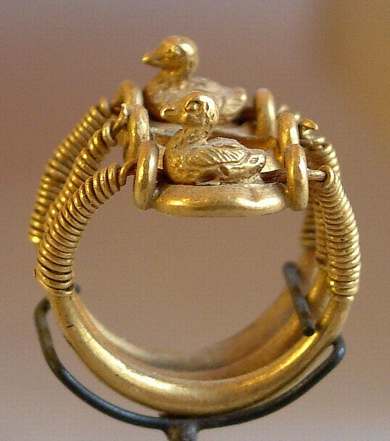 Стародавній золотий браслет з качками