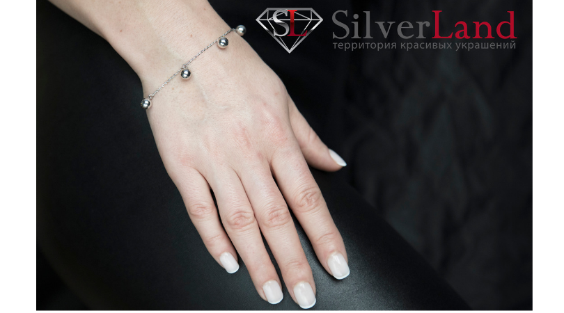 картинка на якій руці носити браслет зі срібла сільверленд